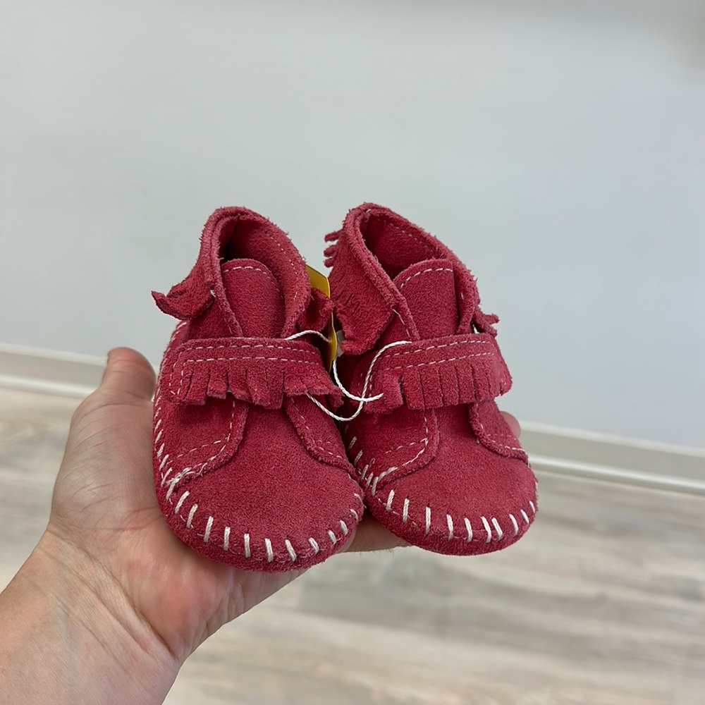 🩷 Minnetonka Pink Mocassins • Little Girls Size 2